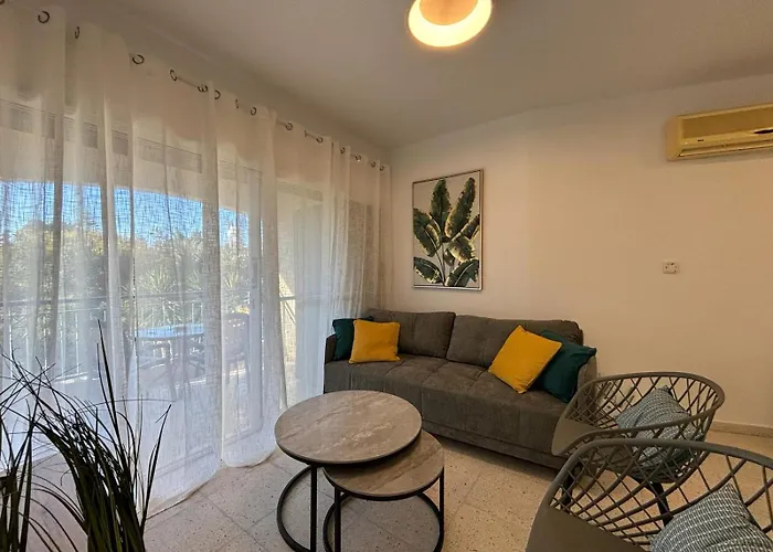 Paradise Gardens Crown-jewel, 2b, Pools, Gardens Lejlighed